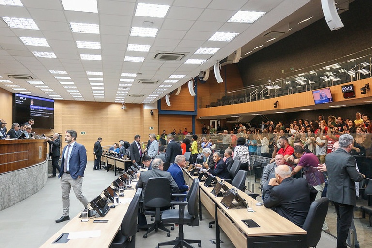 Vereadores destravam pauta e aprovam 15 projetos na noite desta segunda-feira