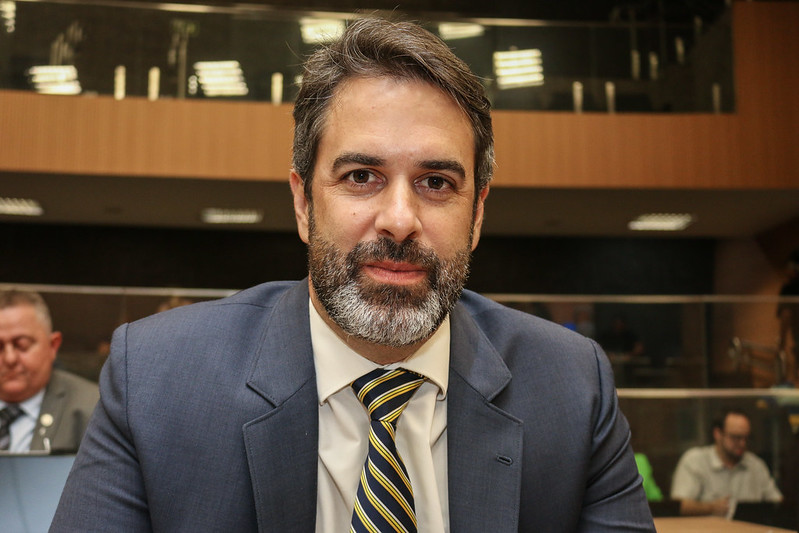Hossri protocola Projeto de Lei que permite acompanhante a mulheres durante procedimento médico que utilize anestesia ou sedação