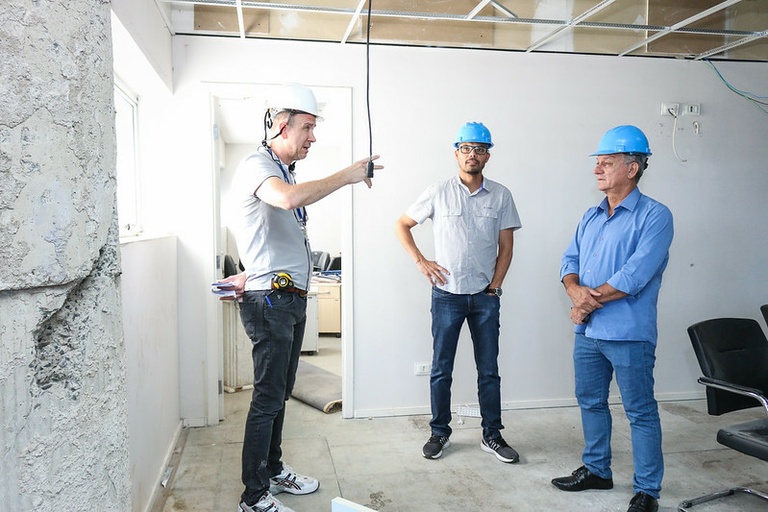 Luiz Rossini e Rodrigo da Farmadic fazem vistoria nas obras do prédio da Câmara; Mesa diretora pede prioridade para que primeira reunião do ano ocorra na Avenida da Saudade