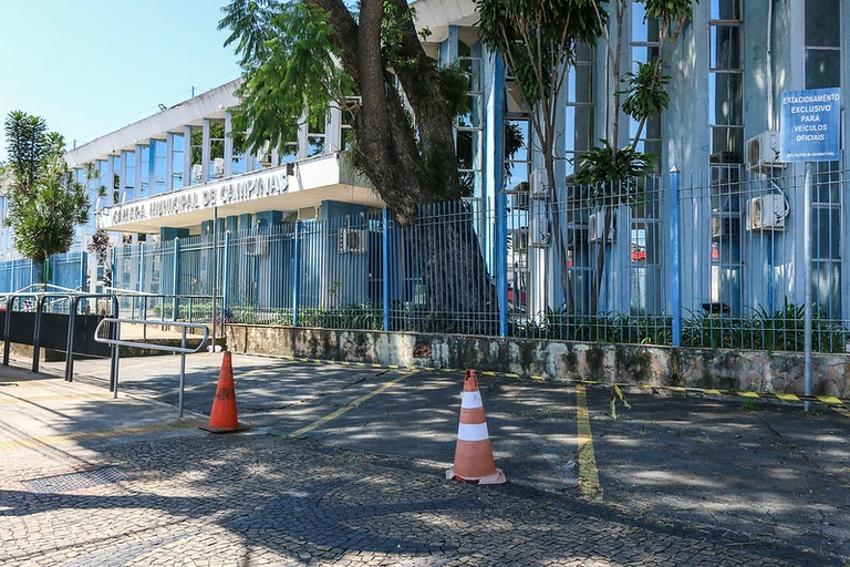 Por medida de precaução, Câmara interdita área de vagas de estacionamento de visitantes