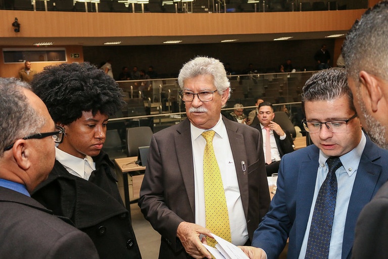 Câmara vota, em análise inicial, Projeto de Lei que determina que pais ou responsáveis deverão reparar danos materiais causados por filhos a escolas municipais, professores, servidores e colegas