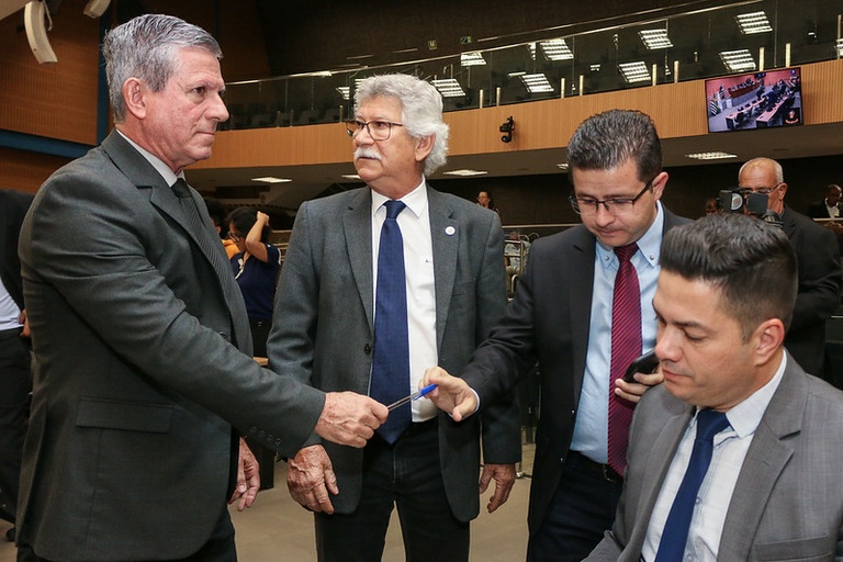 Vereadores aprovam, em votação inicial, Projeto de Lei que determina que pais ou responsáveis deverão reparar danos materiais causados por filhos a escolas municipais, professores, servidores e colegas
