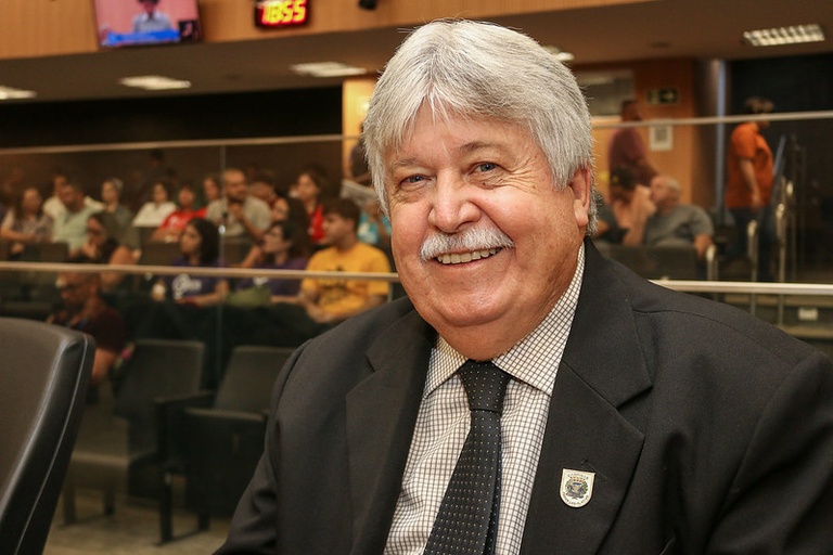 Jorge Schneider homenageia instituições do município com Diploma de Honra ao Mérito