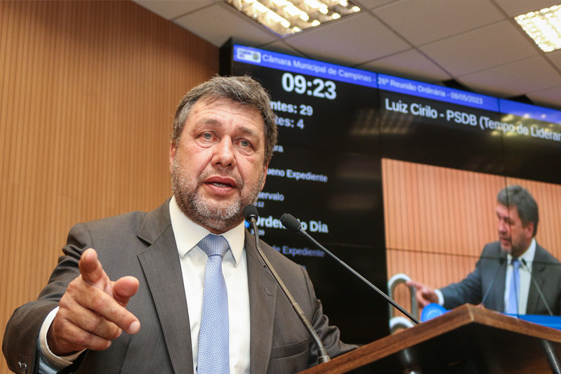 Luiz Cirilo protocola moção de apelo por concurso público para contratação de diretores escolares na Rede Estadual