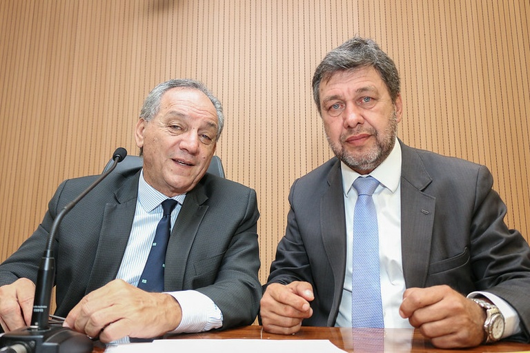 Luiz Rossini e Luiz Cirilo entregam Diploma de Mérito Gastronômico