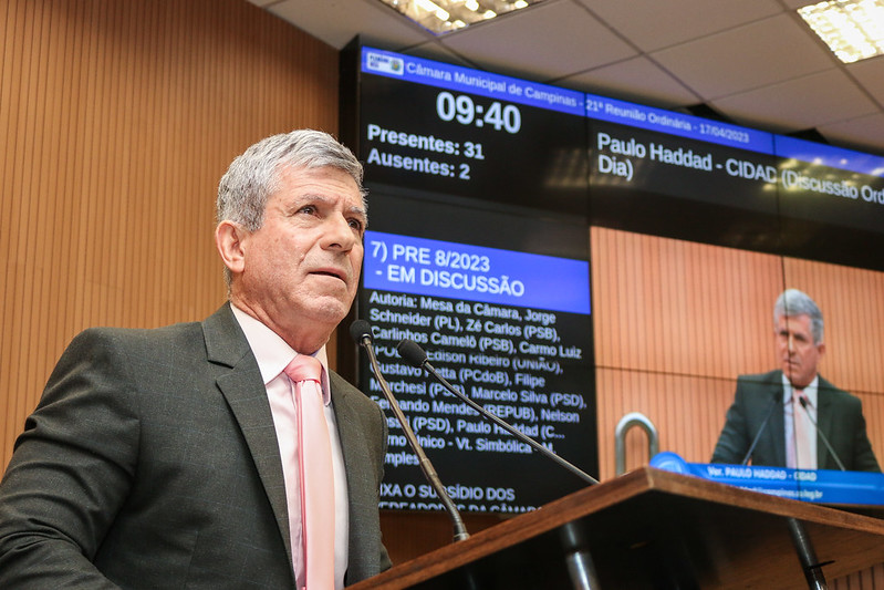 Paulo Haddad entrega Diploma de Mérito Literário à seção Campinas da União Brasileira de Trovadores