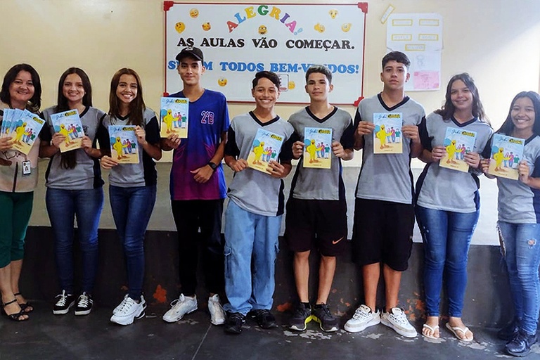 Câmara na Escola leva informação sobre política e cidadania a estudantes; gibi educacional apresenta de maneira lúdica os conceitos do Poder Legislativo