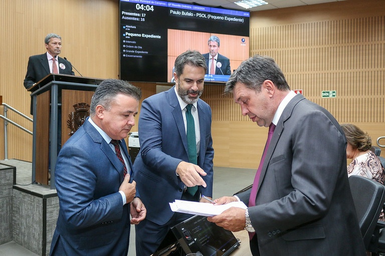 Em análise inicial, Câmara vota criação de programas de Assistência Judiciária e de orientação sobre malefícios de músicas polêmicas nas escolas