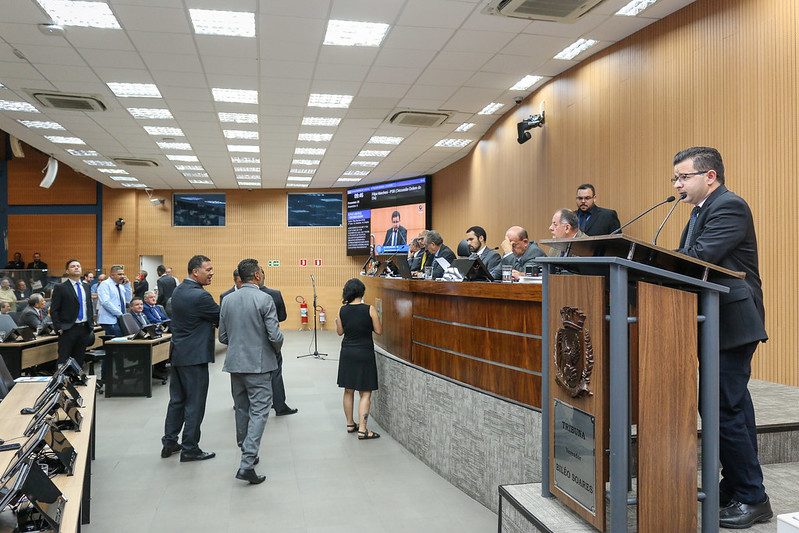 Vereadores aprovam, em definitivo, Projeto de Lei que flexibiliza a proibição do uso de celular nos bancos