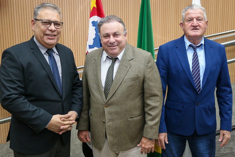 Carmo Luiz, Arnaldo Salvetti e Jair da Farmácia homenageiam empresários que contribuíram para o desenvolvimento econômico da cidade