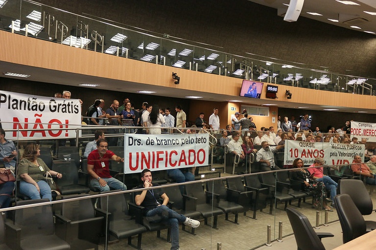 Câmara apresenta proposta do teto remuneratório do funcionalismo municipal para 2025-2028; medida visa fixar médicos na rede de saúde