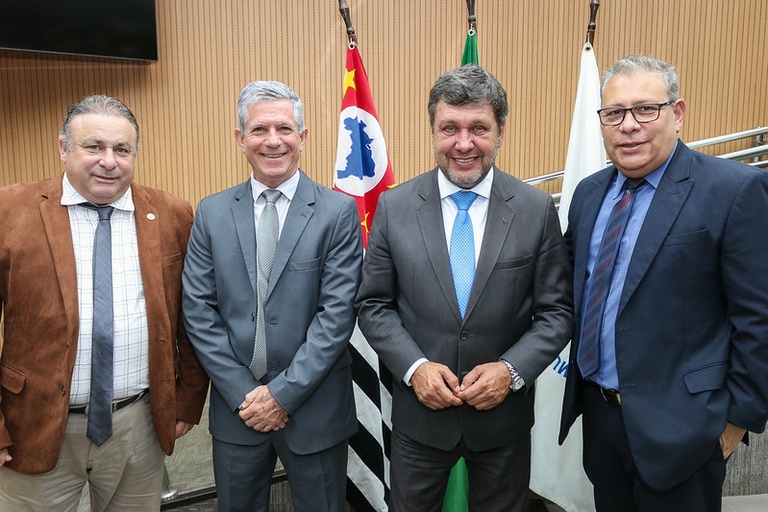 Câmara presta homenagem a profissionais que se destacaram na área da Medicina em Campinas