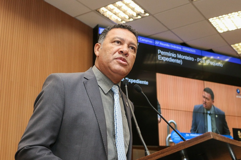 Em celebração ao Dia Mundial dos Animais, Permínio Monteiro entrega Diploma ‘São Francisco de Assis’ a fundadora da ONG Amor de Bicho