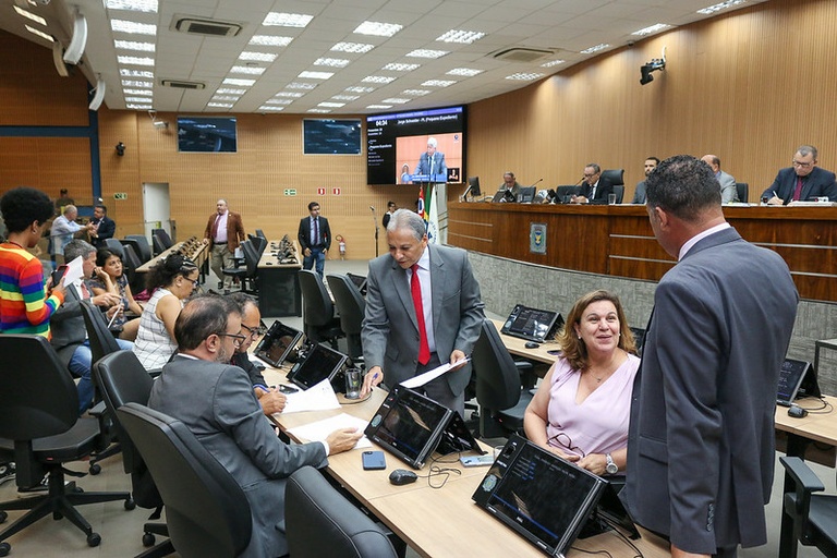 Em definitivo, vereadores aprovam Projeto de Lei que pune quem acorrenta animais com multas de até R$ 17,9 mil
