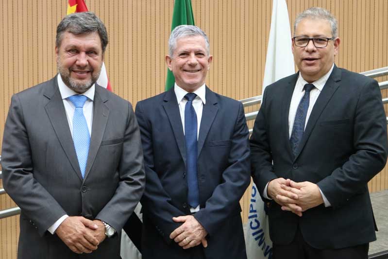 Em homenagem ao Dia do Dentista, Luiz Cirilo, Paulo Haddad e Carmo Luiz entregam Diploma de Mérito Odontológico a profissionais que se destacaram na área