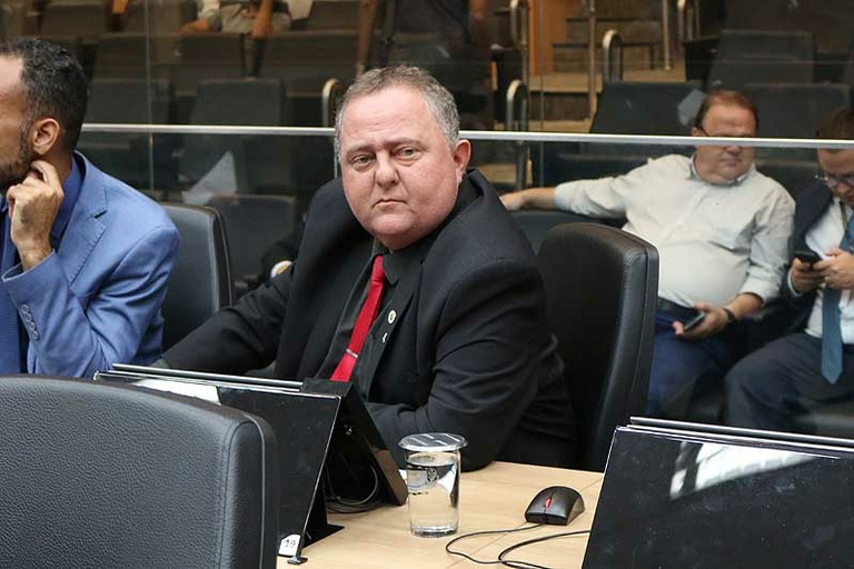 Marcelo da Farmácia requer informações sobre sinalização especial para deficientes visuais em locais de grande circulação