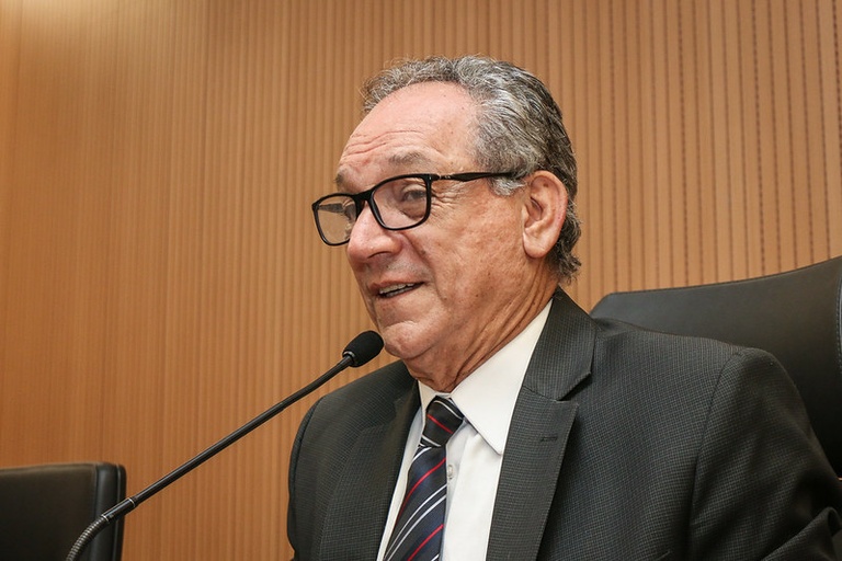 Luiz Rossini homenageia com Título de Cidadão Campineiro o ex-presidente do Centro de Orientação Familiar