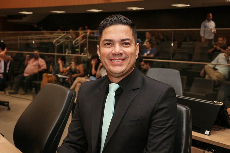 Otto Alejandro solicita construção de estacionamento livre em frente ao AME da Vila Industrial
