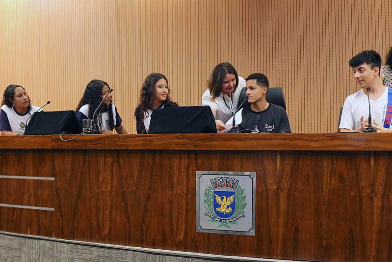 Parlamento Jovem: jovens vereadores tomam posse e elegem Douglas Ribeiro como presidente; 1ª reunião será na quinta (28)