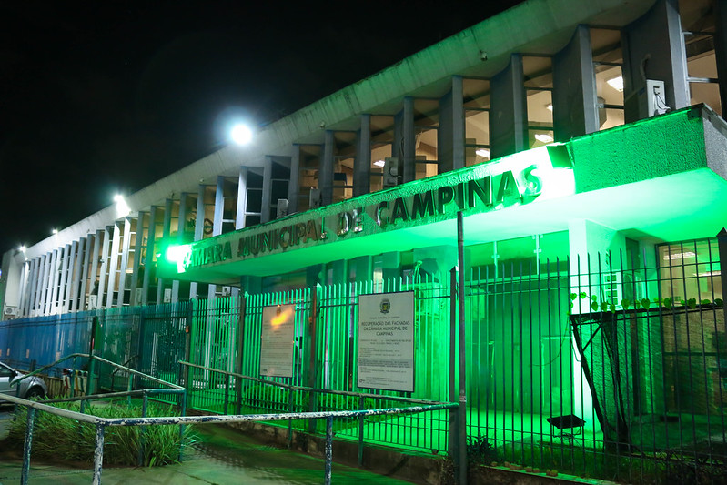 Abril Verde: fachada da Câmara está iluminada e, virtude do mês de conscientização sobre segurança e saúde no ambiente de trabalho