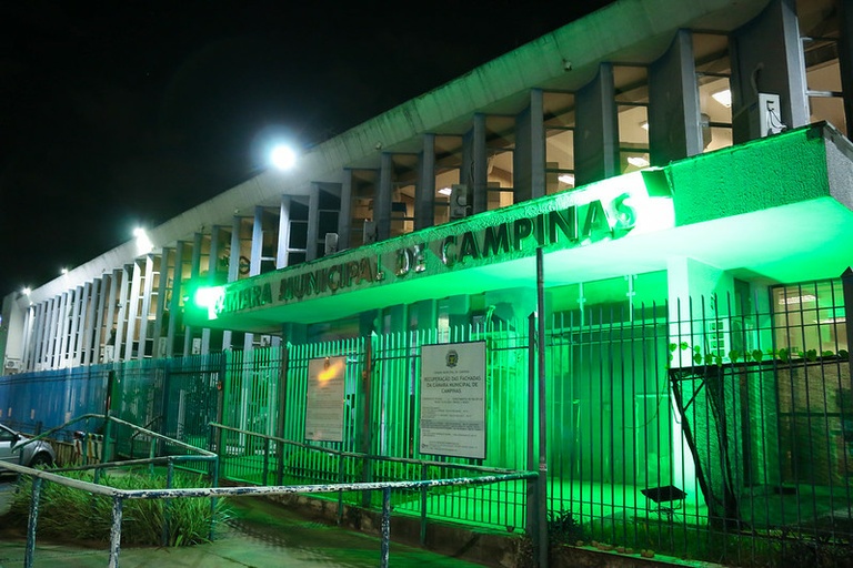 Abril Verde: fachada da Câmara está iluminada e, virtude do mês de conscientização sobre segurança e saúde no ambiente de trabalho