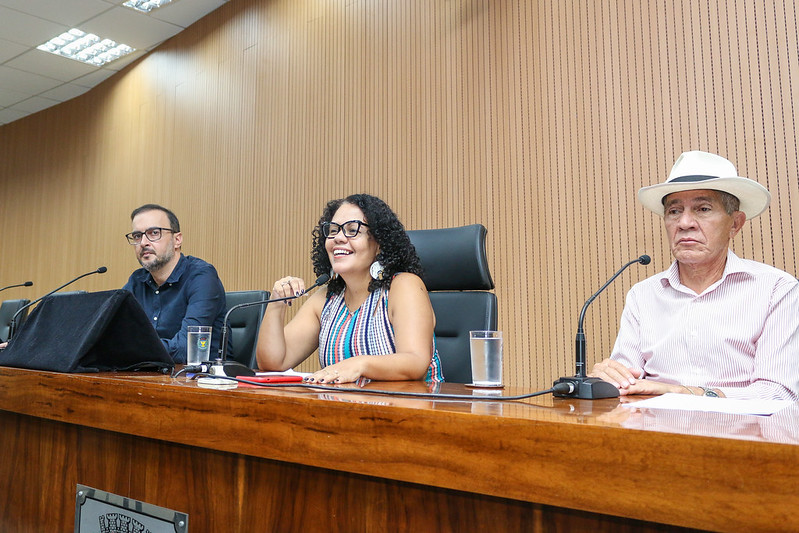 Comissão de Educação debate situação de cuidadoras de alunos com deficiências nas escolas municipais