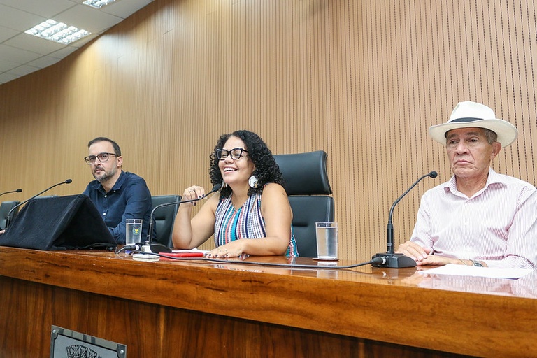 Comissão de Educação debate situação de cuidadoras de alunos com deficiências nas escolas municipais