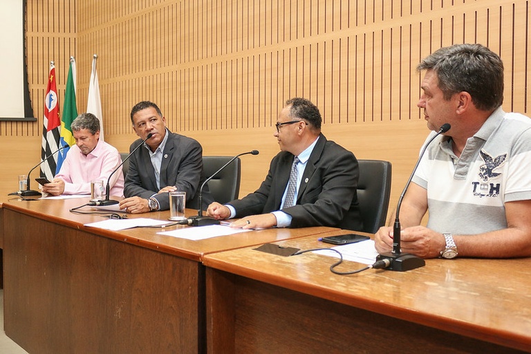 Comissão dos Direitos dos Animais debate ações da campanha Abril Laranja