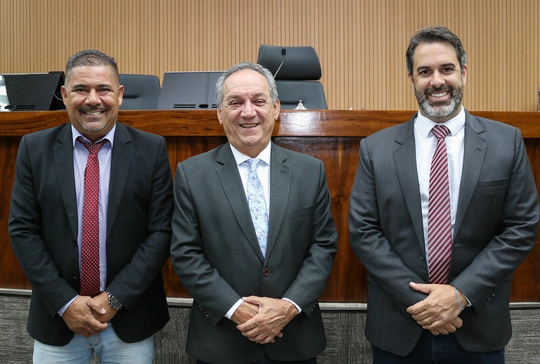 Mesa da Câmara, por meio de Luiz Rossini, e Nelson Hossri e Marrom Cunha prestam homenagem ao Guarani, no dia do aniversário dos 113 anos do clube