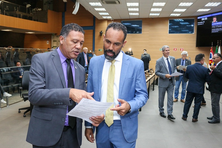 Vereadores aprovam - em definitivo - app de botão de pânico para violência doméstica e, em 1ª análise, ampliação de prazo de uso do vale-transporte