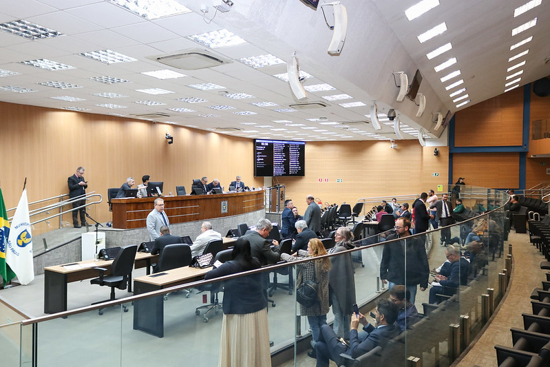 Câmara vota - em definitivo - programa Casa do Atleta Campineiro e, em análise inicial, obrigatoriedade de intérprete de Libras em bancos