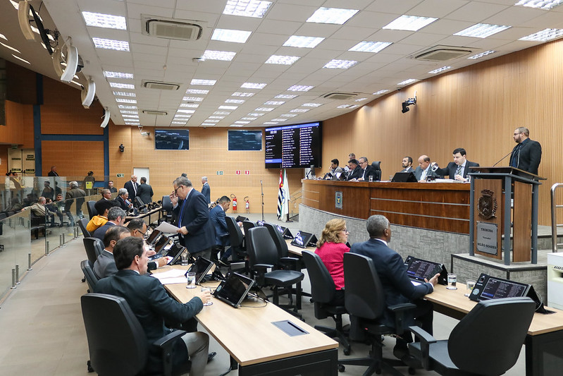 Em análise inicial, vereadores aprovam Projeto de Lei que determina obrigatoriedade de intérprete de Libras em bancos