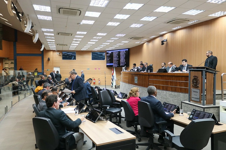 Em análise inicial, vereadores aprovam Projeto de Lei que determina obrigatoriedade de intérprete de Libras em bancos