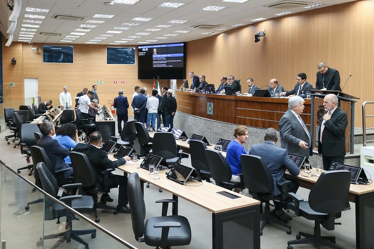 Vereadores aprovam, em votação final, Projeto de Lei que autoriza instalação de pontos para recarga de veículos elétricos em locais públicos