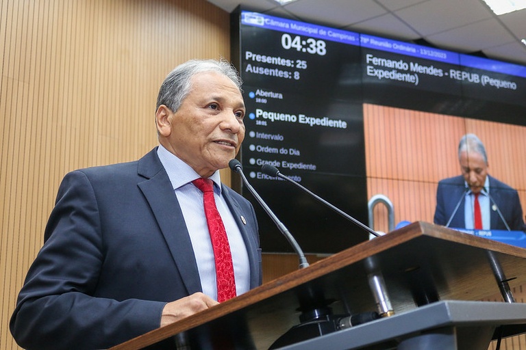 Fernando Mendes homenageia pastora voltada a causas sociais
