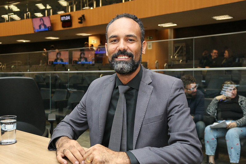 Higor Diego protocola Projeto de Lei para proibir venda de bebidas em vasilhames de vidro nos eventos públicos