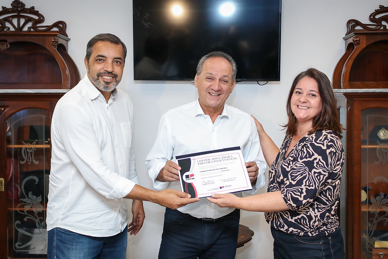 Câmara recebe certificado por ações direcionadas à formação política para a juventude