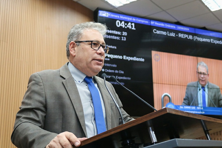 Carmo Luiz entrega diplomas 'Ana Nery' e de 'Dr. Zeferino Vaz' a profissionais da Saúde