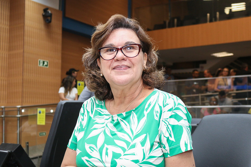 Debora Palermo dá título de Cidadã Emérita a Eliane Jocelaine Pereira, secretária municipal de Gestão e Desenvolvimento de Pessoas