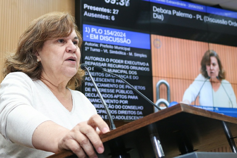 Débora Palermo entrega Diploma de Mérito Médico a Elinton Chaim, coordenador do Grupo de Cirurgia Bariátrica da Unicamp