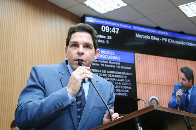 Marcelo Silva entrega Diploma de Mérito Gastronômico ao restaurante Araxá