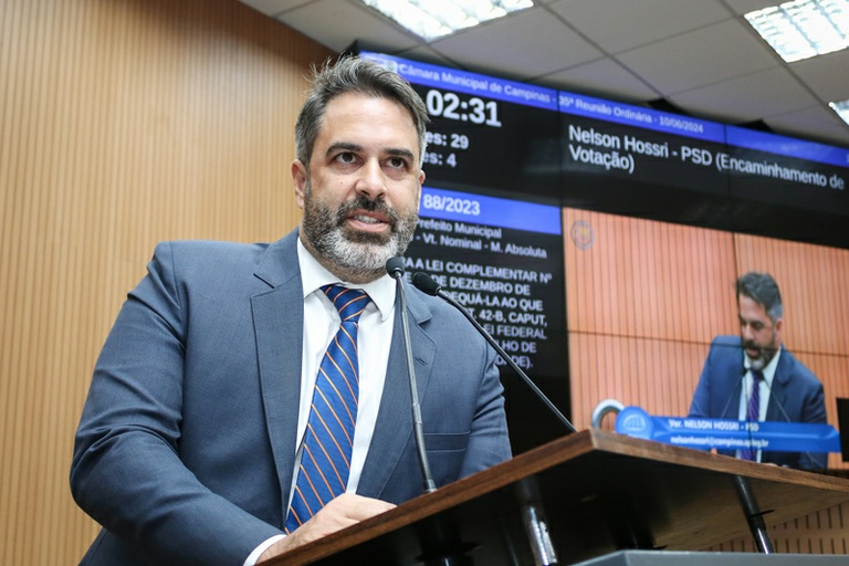 Nelson Hossri homenageia dupla de músicos com Diploma de Mérito Cultural