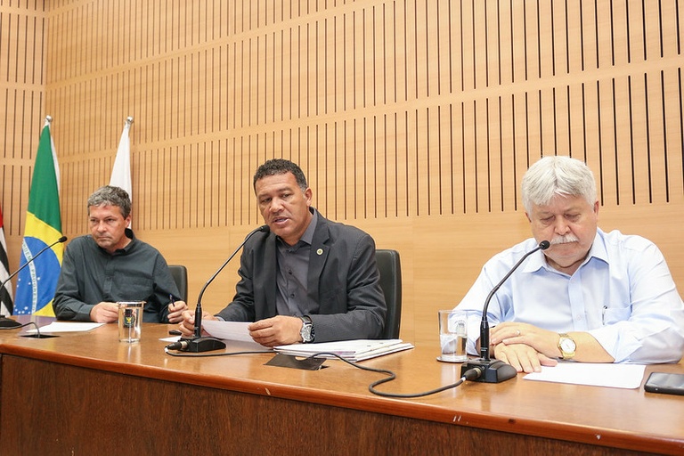 Comissão de Proteção dos Animais debate adoção responsável de cães e gatos