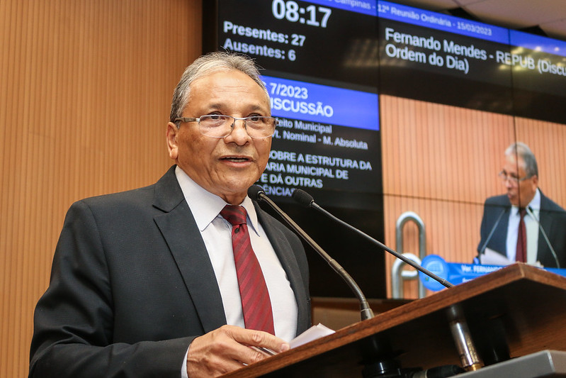 Fernando Mendes homenageia pastor voltado a causas sociais