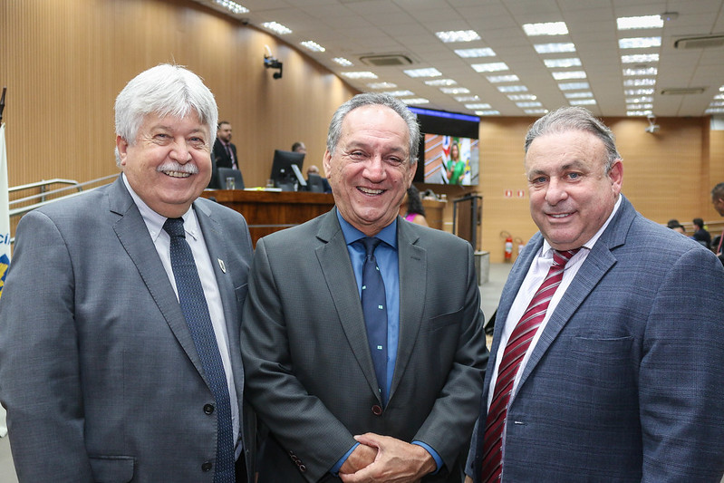 Jorge Schneider, Luiz Rossini e Arnaldo Salvetti entregam Diploma de Mérito Gastronômico