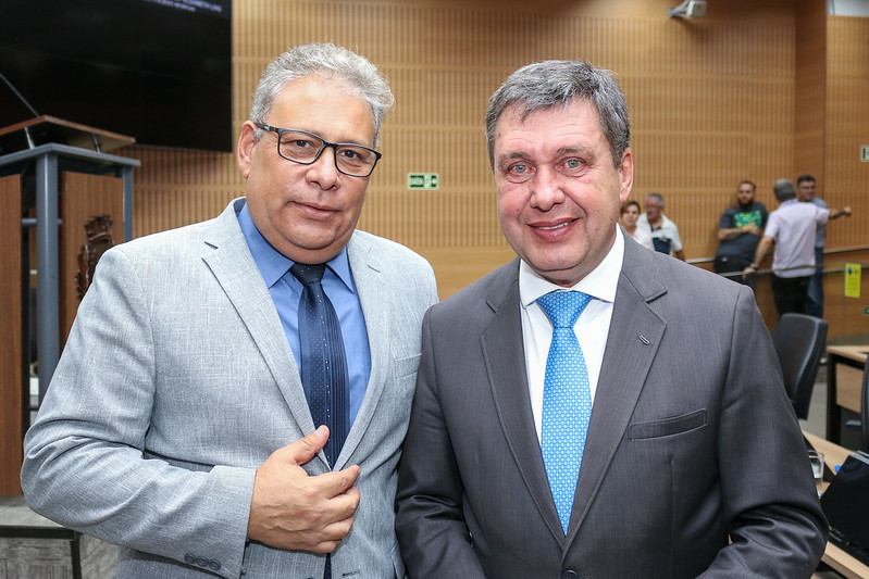 Em homenagem ao Dia da Mulher, Carmo Luiz e Luiz Cirilo entregam Diploma de Mérito Mulher Virtuosa neste 8 de março; fachada da Câmara recebe iluminação lilás