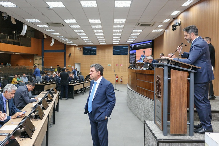 Vereadores aprovam, em análise inicial, criação de programas de orientação sobre malefícios de músicas polêmicas nas escolas e de Assistência Judiciária gratuita