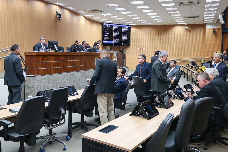 Câmara analisa, em votação inicial, Projeto de Lei que revoga a proibição de uso de celulares no interior de estabelecimentos bancários