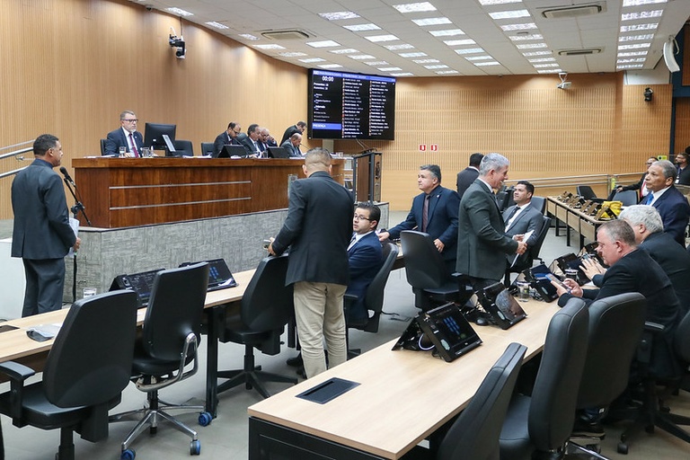 Câmara analisa, em votação inicial, Projeto de Lei que revoga a proibição de uso de celulares no interior de estabelecimentos bancários