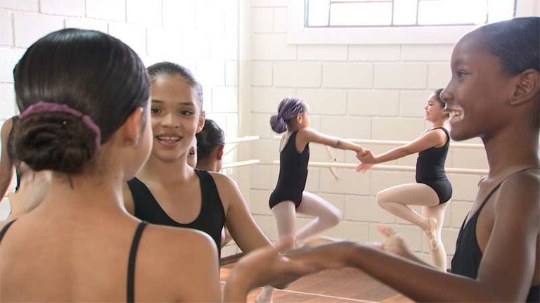 Neste final de semana tem ballet como ferramenta de transformação social, Hip Hop, como fazer uma guirlanda de Natal e muito mais nas estreias da TV Câmara Campinas